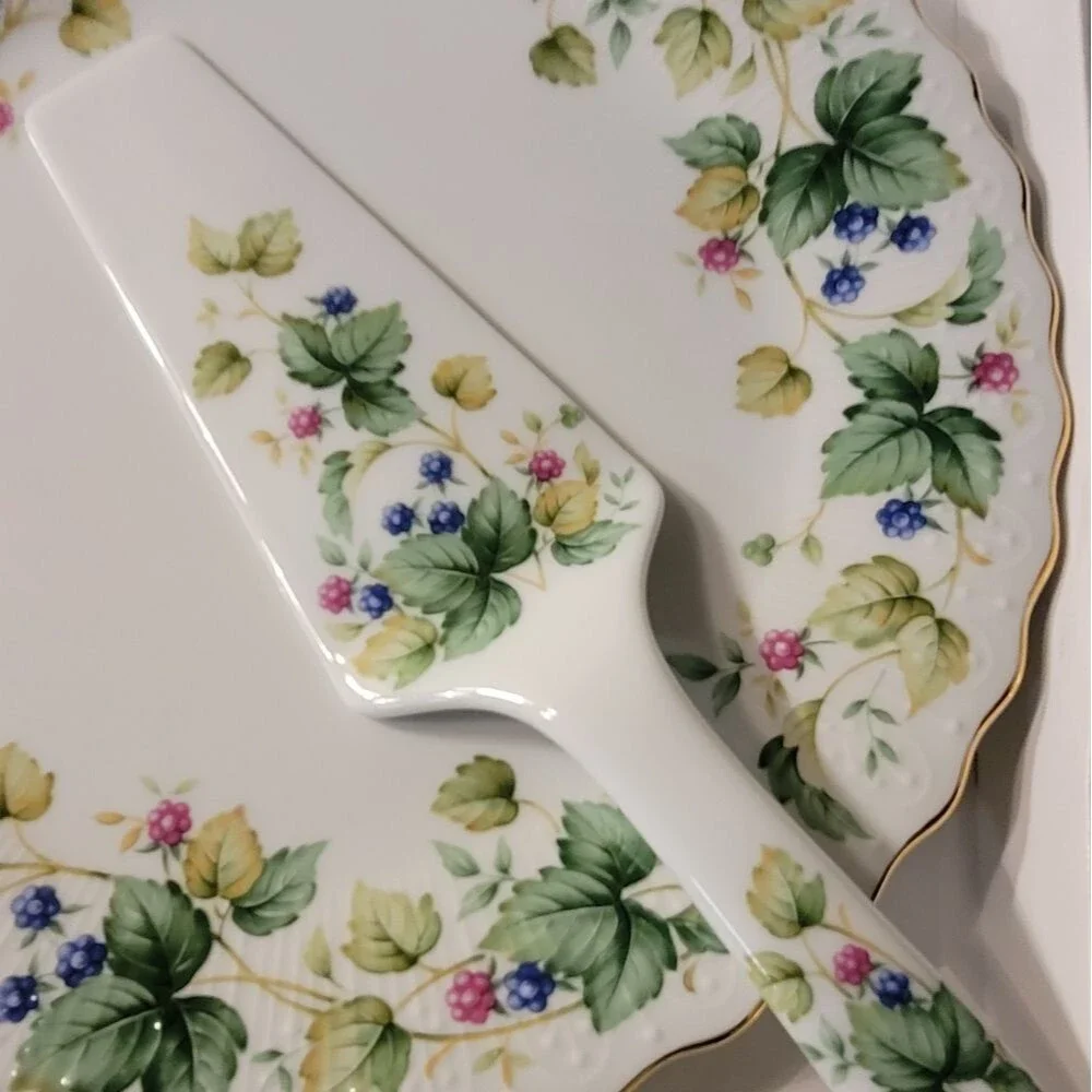Vineyard Cake Aka Dinner Plate with Server